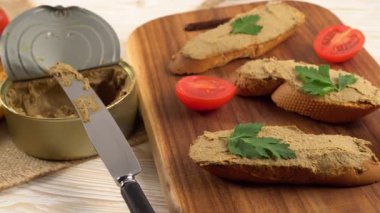 ahşap masa üstünde ekmek ile taze ezme