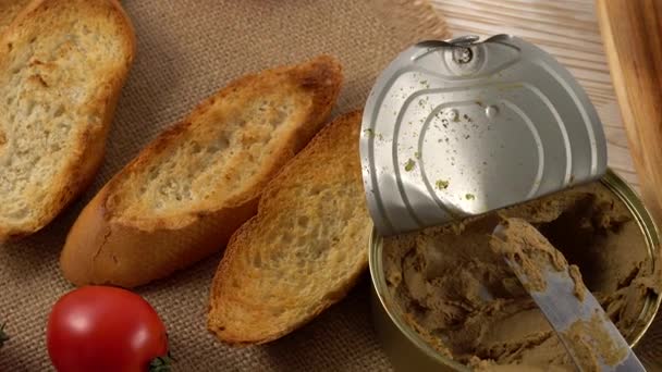 Paté fresco con pan en mesa de madera — Vídeos de Stock