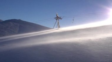 Ski lift dağa yukarı hareket.