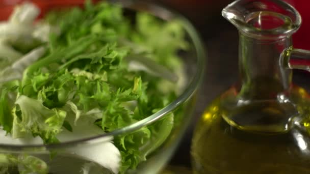 Gemüsebeilagen für Salat auf rustikalem Holzboden. — Stockvideo