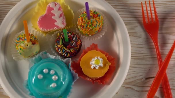 Finom színes kupa sütemények. — Stock videók