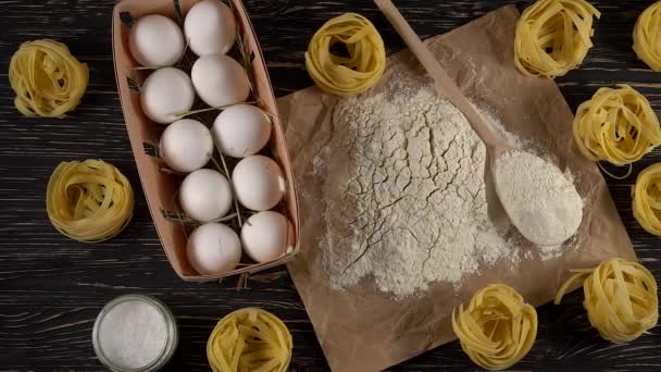 Makaron, jajka i mąki na podłoże drewniane — Wideo stockowe