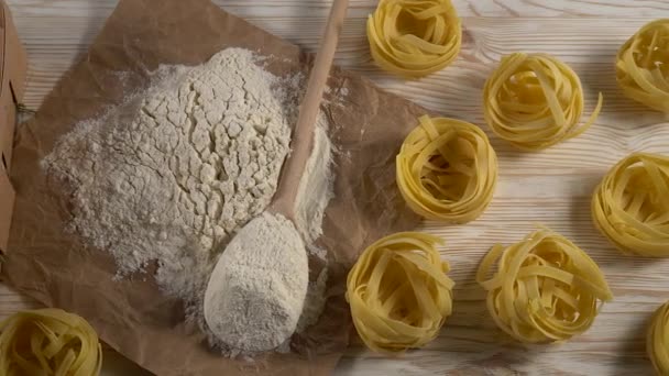 Pasta, uova e farina su fondo di legno — Video Stock