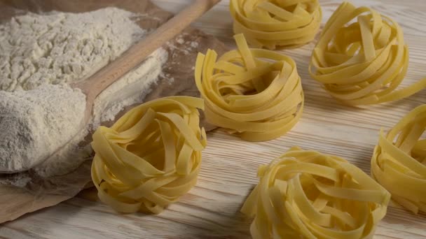 Pasta, uova e farina su fondo di legno — Video Stock