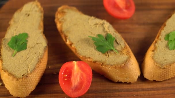 Paté fresco con pan en mesa de madera — Vídeo de stock