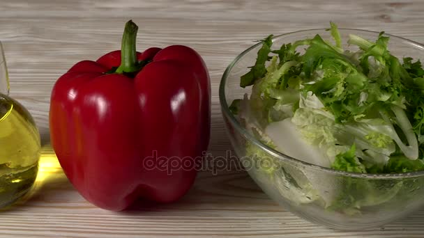 Gemüsebeilagen für Salat auf rustikalem Holzboden. — Stockvideo