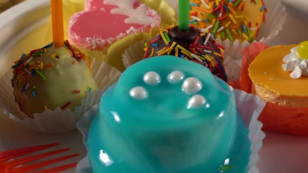 Heerlijke cupcakes met dranken. — Stockvideo