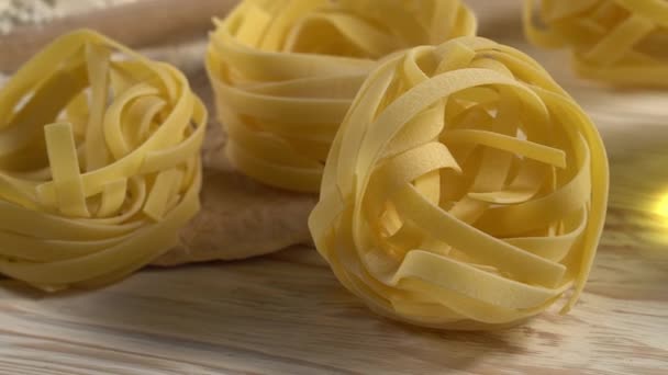 Pasta's, olie en bloem op houten achtergrond — Stockvideo