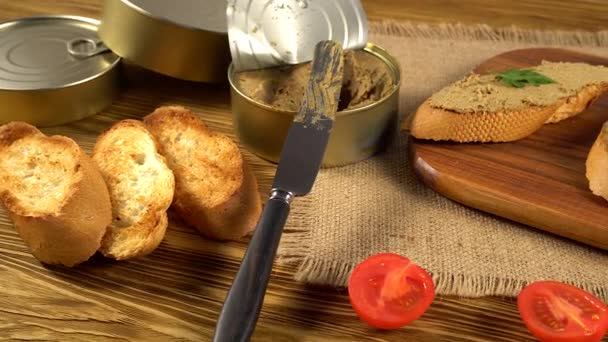 木製のテーブルの上のパンと新鮮なパテ — ストック動画