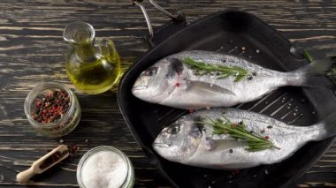 Taze çiğ dorado ve tablo