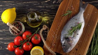 Taze çiğ dorado ve tablo