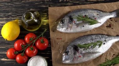 Taze çiğ dorado ve tablo