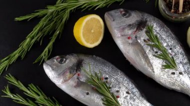 Taze çiğ dorado ve tablo