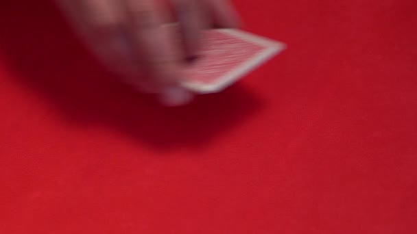 Rivenditore mano controllando cinque carte nel gioco del poker . — Video Stock