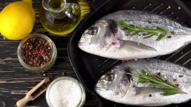 Taze çiğ dorado ve tablo