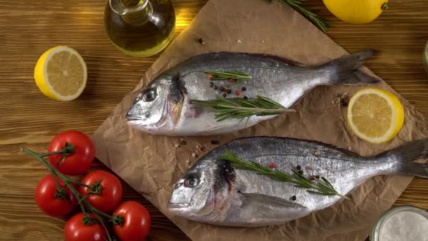 Dorado fresco y crudo en la mesa — Vídeo de stock