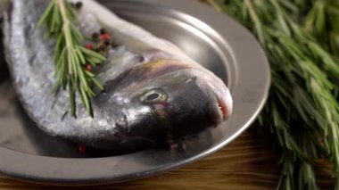 Taze çiğ dorado ve tablo