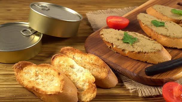 Свіжий паштет з хлібом на дерев'яному столі — стокове відео