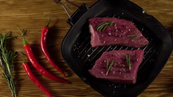 Rundvlees filet op een pan met peper, rozemarijn en knoflook. — Stockvideo