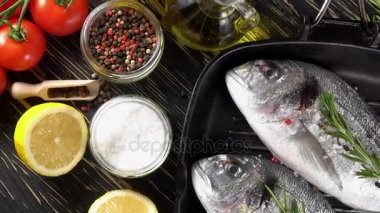 Taze çiğ dorado ve tablo