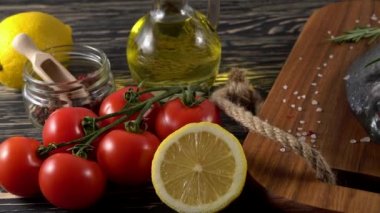 Taze çiğ dorado ve tablo