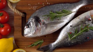 Taze çiğ dorado ve tablo