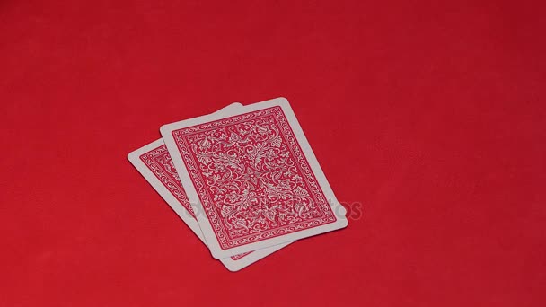 Lidská ruka otevření dvou karet v pokeru. — Stock video