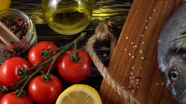 Taze çiğ dorado ve tablo