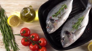 Taze çiğ dorado ve tablo