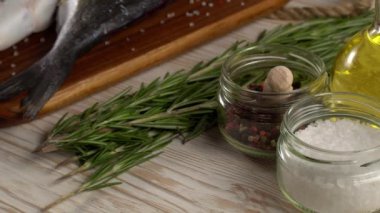 Taze çiğ dorado ve tablo