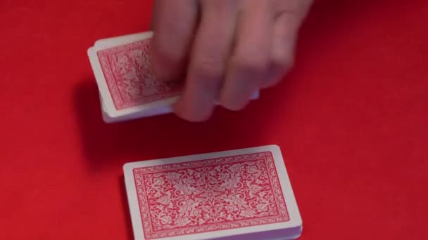 Croupier barajando cartas en la mesa de juego . — Vídeo de stock