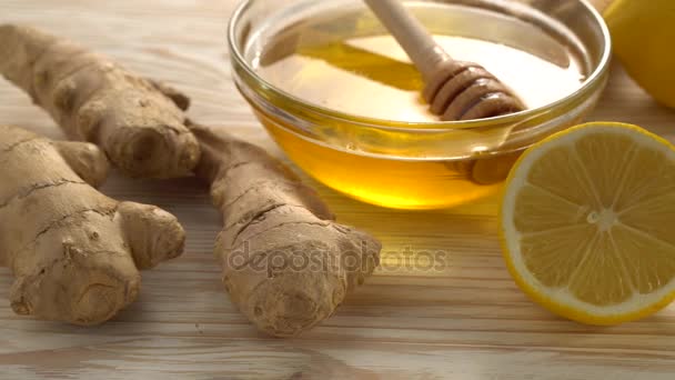 Ginger čaj s citronem, mátou a medem na dřevěné pozadí. — Stock video
