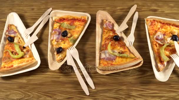 Куски пиццы на деревянных тарелках. Концепция партии . — стоковое видео