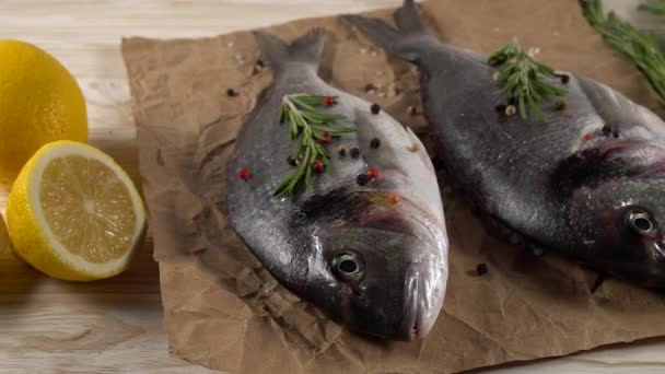 Dorado fresco y crudo en la mesa — Vídeos de Stock