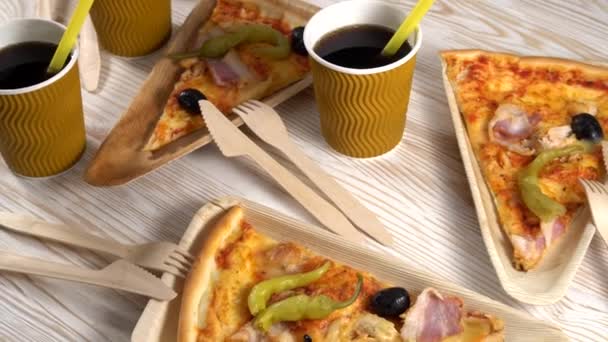 Segmenten van pizza op houten platen. Party concept. — Stockvideo