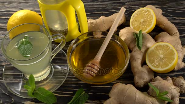 Té de jengibre con limón, menta y miel sobre fondo de madera . — Vídeos de Stock