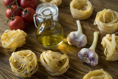 Makarna ingridients ve baharat ahşap yüzey üzerinde.