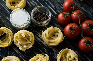 Makarna ingridients ve baharat ahşap yüzey üzerinde.