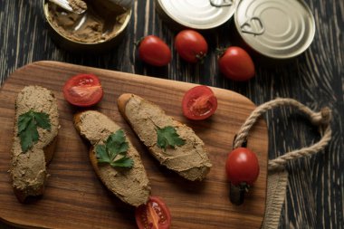 Ekmek arası ahşap tepsi üzerinde karaciğer pate.