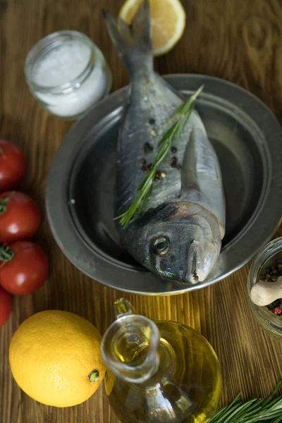 Rohfischkochen und Zutaten. Dorado, Zitrone, Kräuter und Gewürze. — Stockfoto