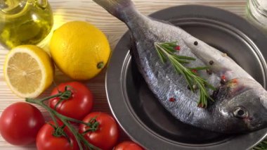 Taze çiğ dorado ve tablo