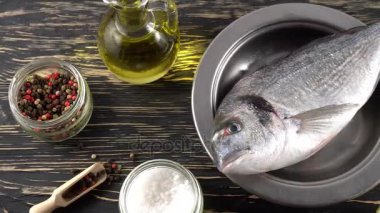 Taze çiğ dorado ve tablo