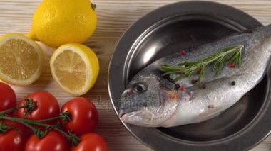 Taze çiğ dorado ve tablo