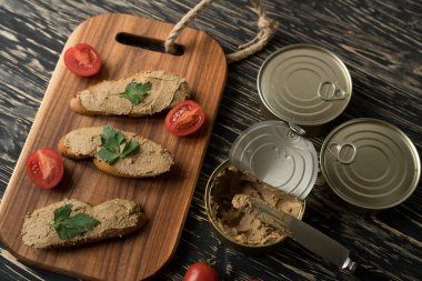 Ekmek arası ahşap tepsi üzerinde karaciğer pate.