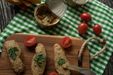 Ekmek arası ahşap tepsi üzerinde karaciğer pate.