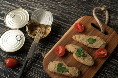 Ekmek arası ahşap tepsi üzerinde karaciğer pate.