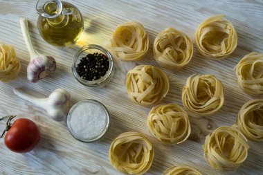 Makarna ingridients ve baharat ahşap yüzey üzerinde.