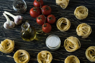 Makarna ingridients ve baharat ahşap yüzey üzerinde.