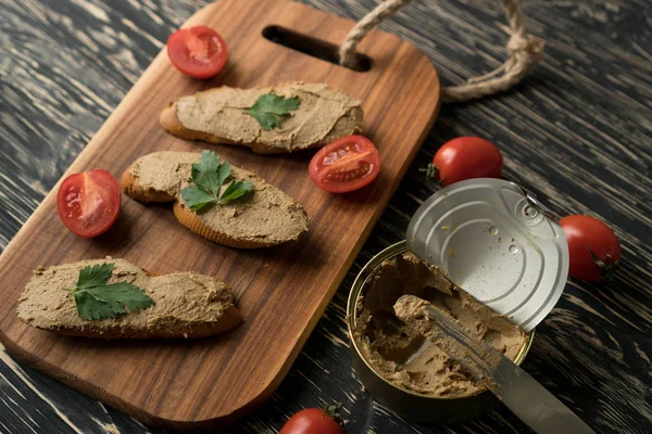 Leberpastete auf dem Brot auf Holztablett. — Stockfoto