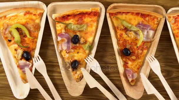 Rebanadas de pizza en platos de madera. Concepto del partido . — Vídeo de stock